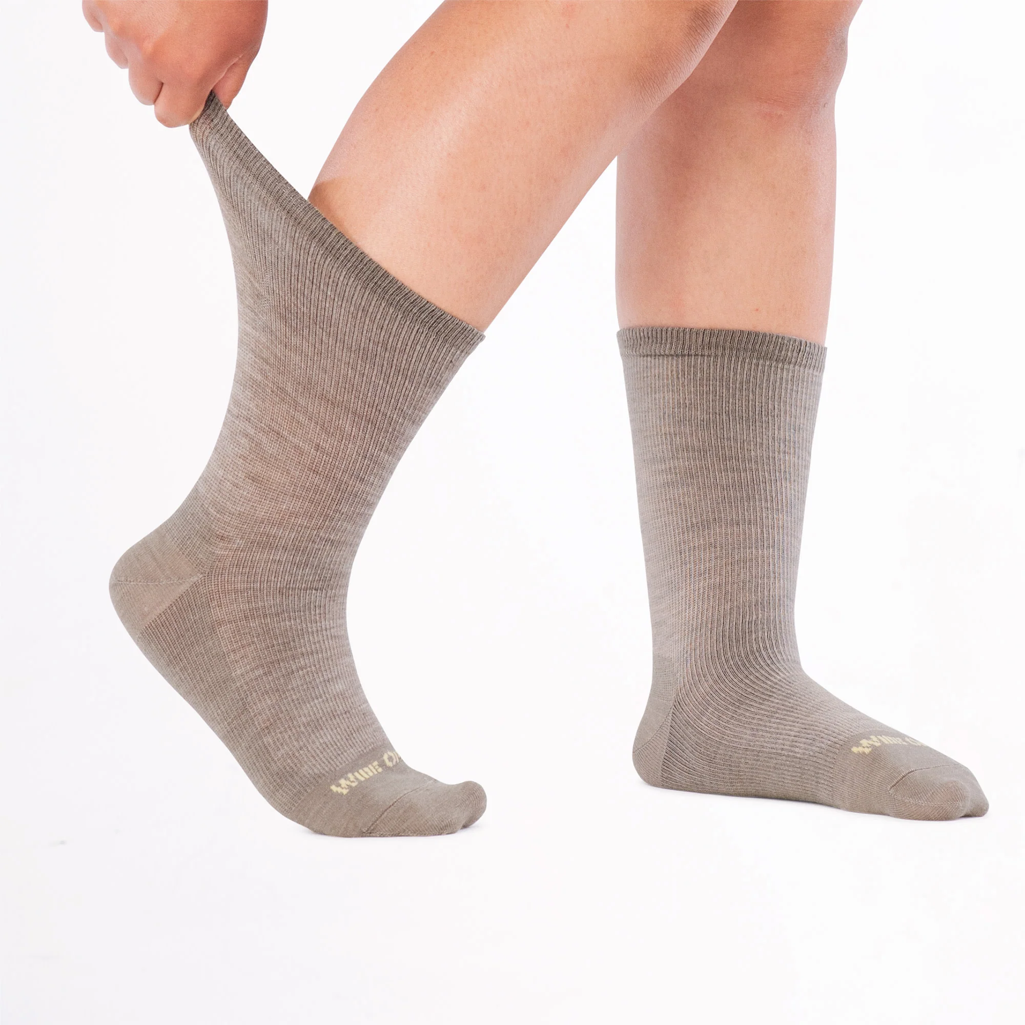 Women's Solid Basic Lightweight Crew Socks - Image 16